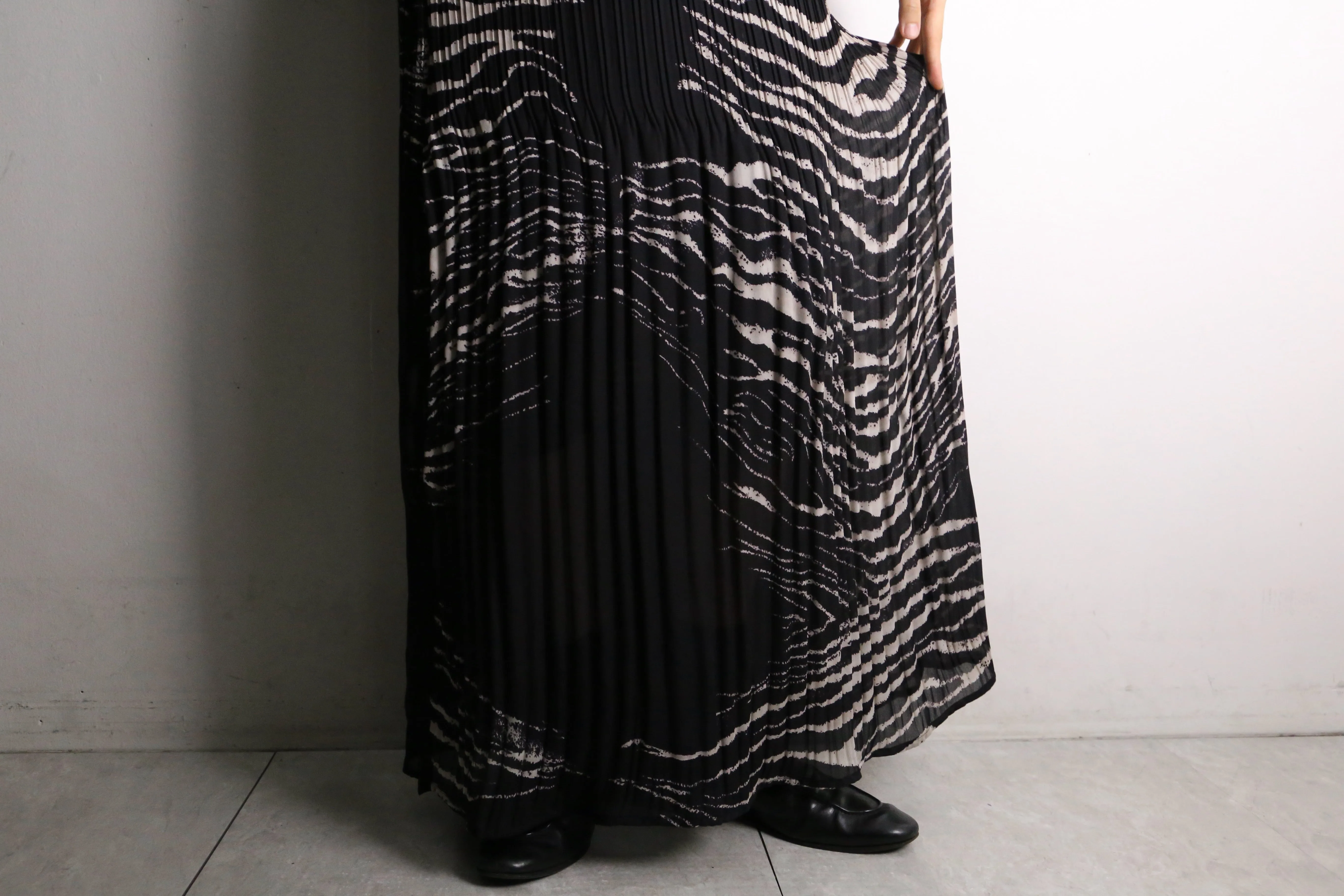 black×white color zebra pattern sheer pleated skirt