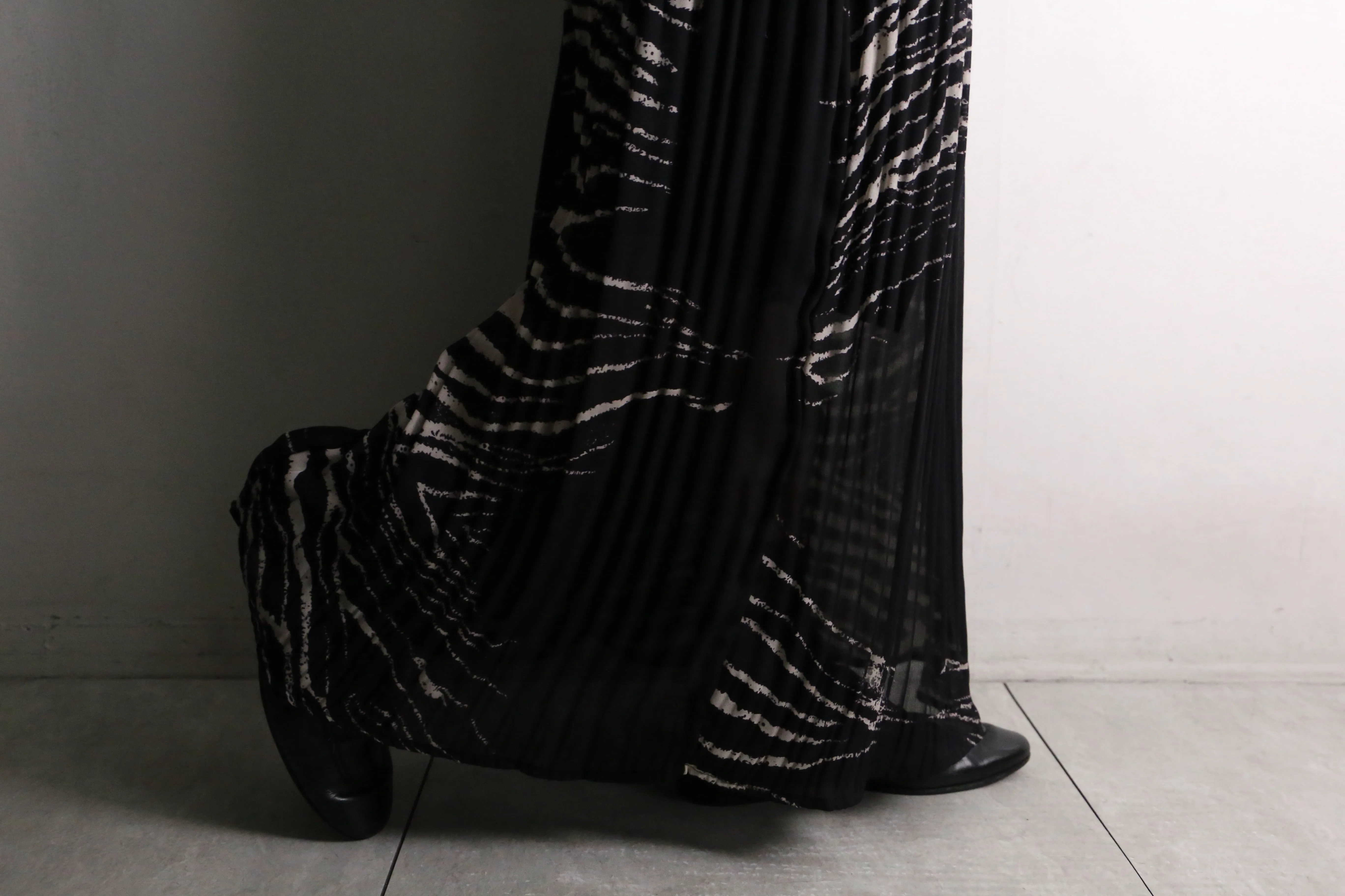black×white color zebra pattern sheer pleated skirt