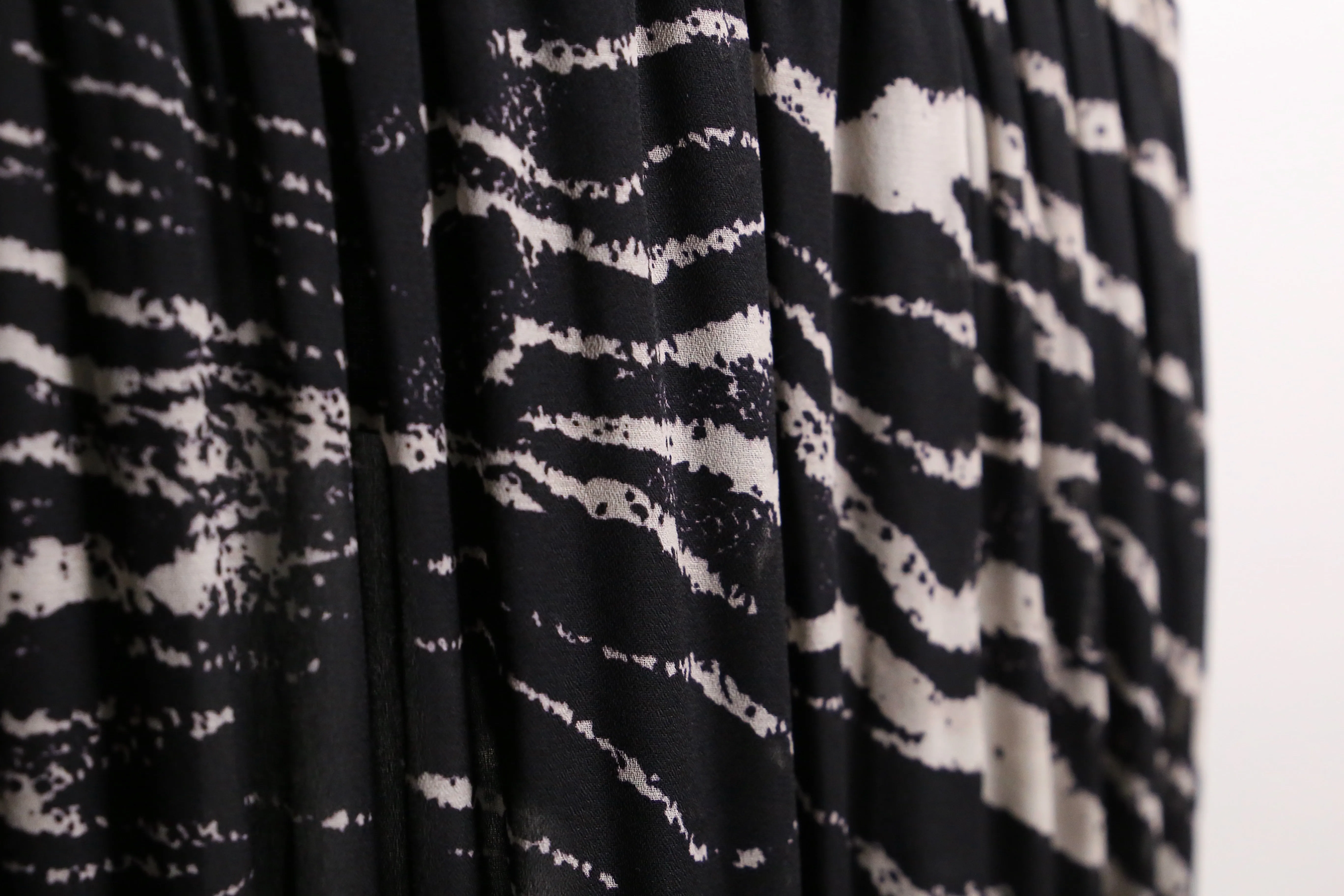 black×white color zebra pattern sheer pleated skirt