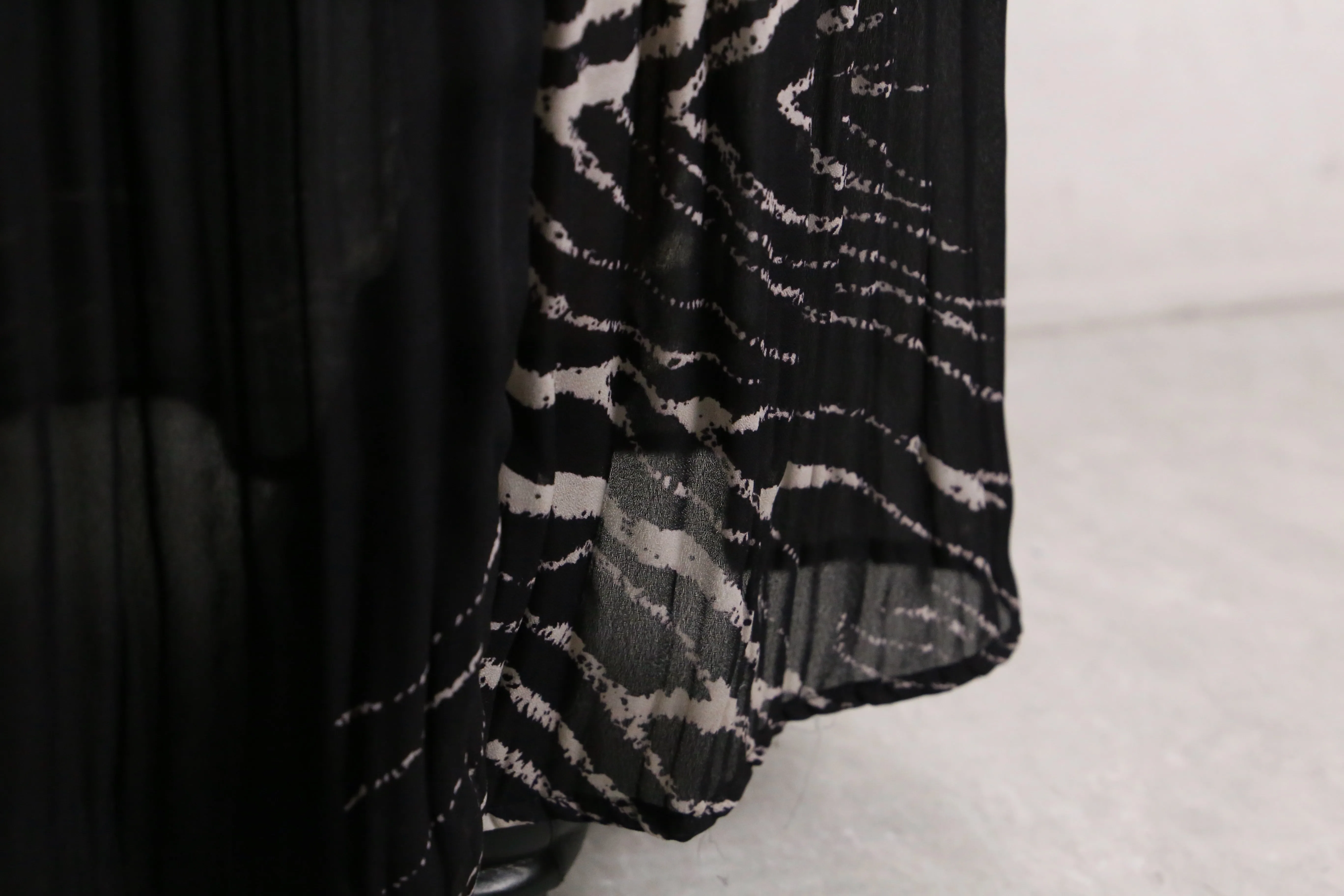 black×white color zebra pattern sheer pleated skirt