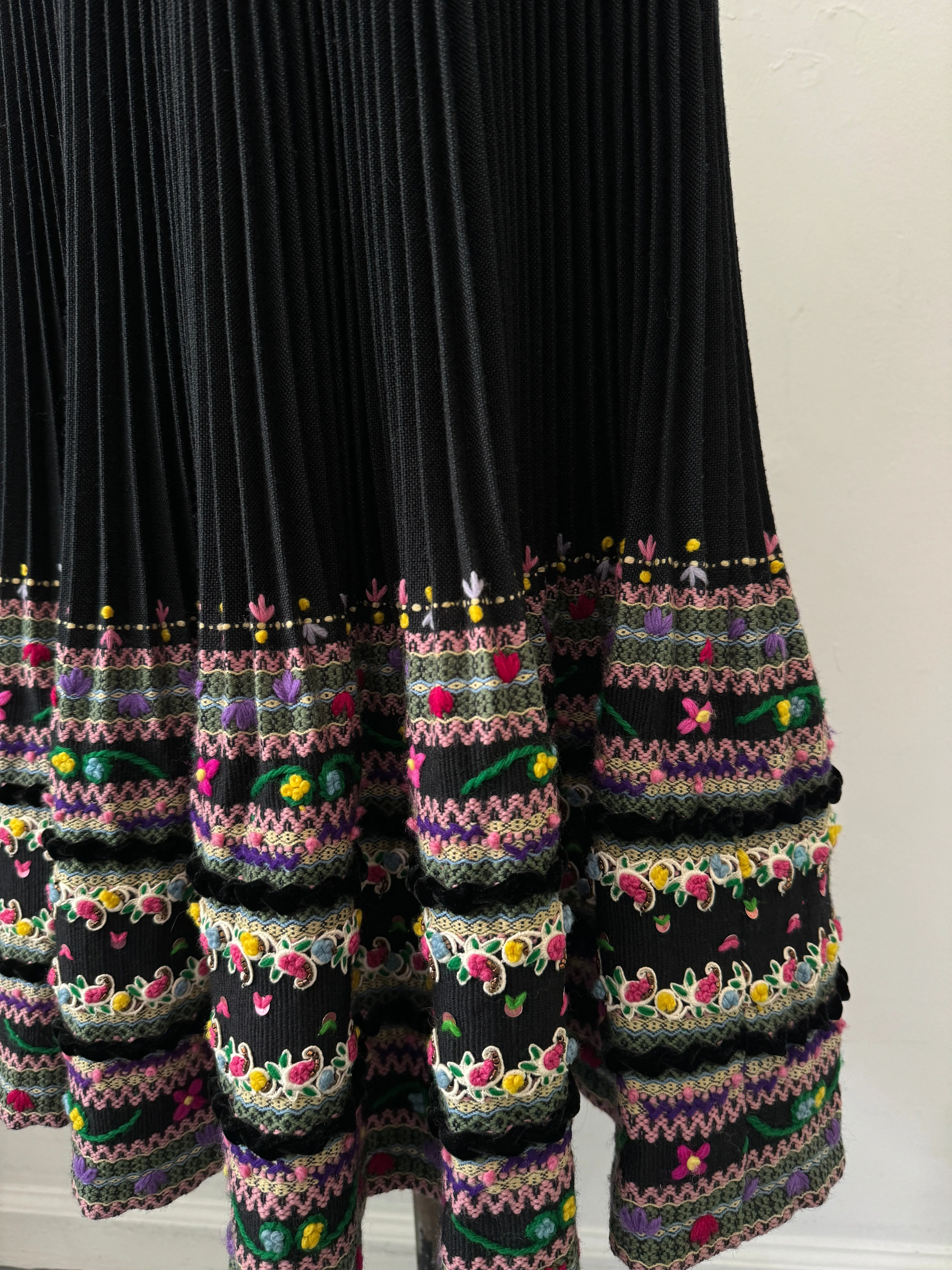 Incredible vintage skirt waist "28-30"